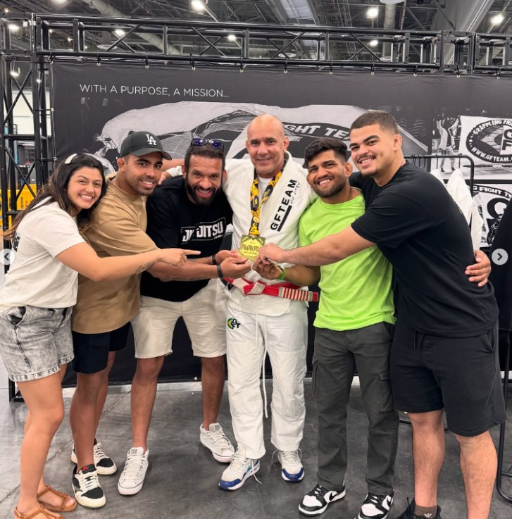 Mestre Julio da GF Team celebrando vitória no Mundial Master de Jiu-Jitsu com sua equipe
